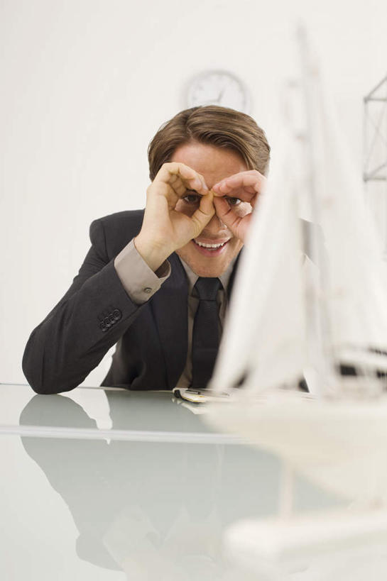 帆船,西方人,胡须,一个人,商务人士,商务男性,办公室,坐,竖图,室内,白天,正面,衬衫,桌子,船,欧洲,欧洲人,仅一个男性,仅一个人,套装,时间,圆形,时钟,望远镜,办公桌,计时,注视,仅一个年轻男性,模型,挂钟,钟表,交通工具,观察,看,手势,表,观看,察看,食指,关注,环形,载具,商务装,工薪阶层,远视镜,瞭望镜,男人,男性,年轻男性,白种人,大拇指,胡子,小胡子,白领,上班族,钟,坐着,半身,彩图,衬衣,千里镜