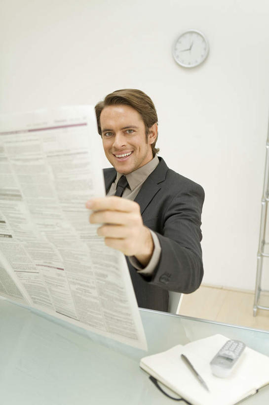 西方人,胡须,一个人,商务人士,商务男性,办公室,坐,笑,微笑,露齿笑,竖图,室内,白天,正面,衬衫,阅读,桌子,报纸,欧洲,欧洲人,仅一个男性,仅一个人,学习,套装,时间,时钟,办公桌,拿,计时,拿着,注视,仅一个年轻男性,挂钟,钟表,观察,看,表,浏览,观看,察看,关注,商务装,工薪阶层,男人,男性,年轻男性,白种人,胡子,小胡子,白领,上班族,钟,坐着,半身,彩图,衬衣