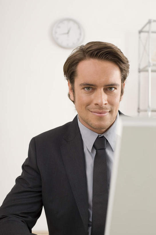 西方人,胡须,一个人,商务人士,商务男性,办公室,坐,笑,微笑,竖图,室内,白天,正面,衬衫,电脑,笔记本电脑,桌子,欧洲,欧洲人,仅一个男性,仅一个人,套装,时间,网络,时钟,办公桌,计时,注视,通讯设备,仅一个年轻男性,挂钟,钟表,观察,看,表,观看,察看,无线,关注,通信设备,商务装,无线网络,无线上网,便携式电脑,工薪阶层,手提电脑,男人,男性,年轻男性,白种人,胡子,小胡子,白领,上班族,钟,坐着,半身,彩图,衬衣