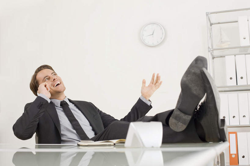 西方人,胡须,一个人,商务人士,商务男性,办公室,坐,笑,打电话,微笑,露齿笑,横图,室内,白天,正面,衬衫,桌子,电话,手机,欧洲,欧洲人,仅一个男性,仅一个人,套装,朦胧,模糊,时间,时钟,办公桌,记事本,拿,计时,拿着,注视,通讯设备,仅一个年轻男性,本子,笔记本,挂钟,钟表,观察,看,表,观看,察看,关注,商务装,工薪阶层,交流,男人,男性,年轻男性,白种人,胡子,小胡子,白领,上班族,钟,沟通,通话,坐着,半身,彩图,衬衣