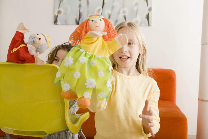 西方人,儿童,两个人,客厅,站,坐,横图,室内,白天,正面,游戏,纯洁,沙发,玩具,欧洲,欧洲人,服装,拿,玩,拿着,注视,休闲装,娱乐,画,小孩,衣服,观察,看,站着,休闲,休闲服,可爱,童年,童趣,益智,服饰,观看,活动,布偶,察看,起居室,发泄,关注,消遣,智力,童真,烂漫,无邪,宣泄,天真,女孩,女人,女性,白种人,孩子,装饰画,玩耍,嬉戏,站立,坐着,半身,彩图,女生,皮沙发