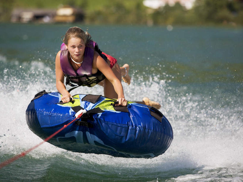 西方人,儿童,一个人,坐,横图,室外,白天,正面,纯洁,海浪,海洋,植物,欧洲,欧洲人,仅一个女性,仅一个人,服装,朦胧,模糊,浪花,注视,休闲装,树,树木,小孩,衣服,绿色,自然,海水,观察,看,仅一个小孩,休闲,休闲服,可爱,童年,童趣,服饰,生长,成长,观看,察看,关注,充气垫,海景,童真,烂漫,无邪,天真,女孩,女人,女性,白种人,孩子,大海,风浪,海,海水的波动,近岸浪,涌浪,坐着,彩图,全身,女生