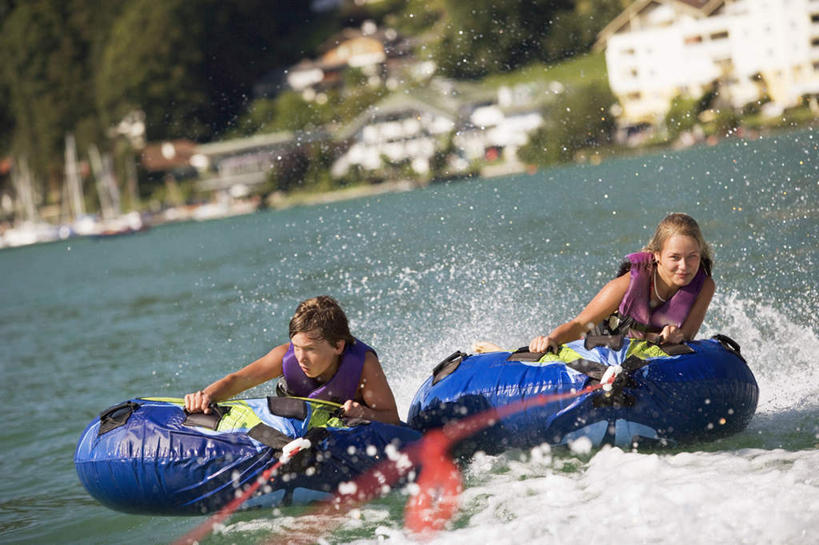 西方人,儿童,两个人,家庭,家,坐,横图,室外,白天,正面,纯洁,海浪,海洋,树林,植物,欧洲,欧洲人,服装,朦胧,模糊,房屋,屋子,浪花,注视,休闲装,楼房,住宅,树,树木,小孩,衣服,绿色,自然,海水,观察,看,休闲,温暖,温馨,一家人,休闲服,可爱,童年,童趣,服饰,生长,成长,观看,和睦,察看,关注,充气垫,海景,童真,烂漫,无邪,天真,男孩,男人,男性,女孩,女人,女性,白种人,孩子,大海,风浪,海,海水的波动,近岸浪,涌浪,坐着,彩图,全身,房子,融洽,男生,女生