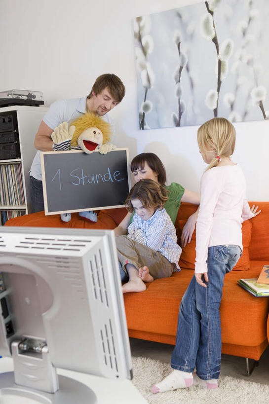 西方人,儿童,四个人,家庭,夫妻,母亲,父亲,女儿,儿子,客厅,站,坐,说,竖图,室内,白天,正面,爱情,游戏,纯洁,沙发,指示牌,电视,玩具,欧洲,欧洲人,服装,英文,标志,文字,字母,浪漫,拿,玩,拿着,注视,休闲装,娱乐,标识,画,小孩,衣服,黑板,观察,看,站着,休闲,温暖,温馨,父女,父子,母女,母子,一家人,休闲服,恩爱,父爱,可爱,母爱,童年,童趣,益智,教学,恋人,服饰,观看,活动,布偶,和睦,察看,起居室,发泄,关注,消遣,智力,彩电,童真,烂漫,无邪,宣泄,彩色电视机,显像管屏,显像管屏幕,耐磨,教学黑板,交流,天真,男孩,男人,男性,年轻男性,年轻女性,女孩,女人,女性,白种人,孩子,年轻人,夫妇,情侣,电视机,装饰画,沟通,讲话,交谈,说话,谈话,玩耍,嬉戏,站立,坐着,半身,彩图,伴侣,融洽,男生,女生,皮沙发