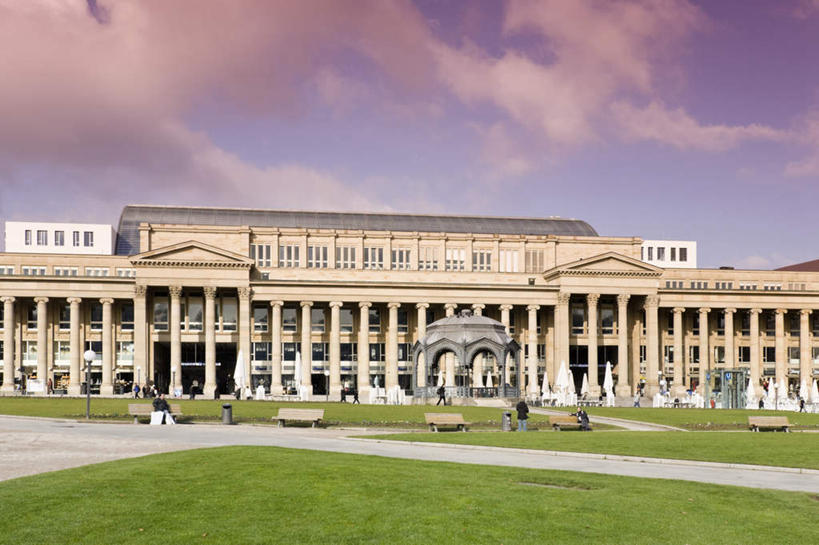 无人,横图,室外,白天,正面,旅游,度假,草地,草坪,名胜古迹,日落,植物,标志建筑,道路,地标,建筑,路,德国,欧洲,遗迹,堡垒,城堡,晚霞,霞光,落日,小路,交通,古迹,文物,娱乐,建设,古建筑,草,绿色,黄昏,享受,休闲,旅游胜地,彩霞,放松,西欧,要塞,古文明,斯图加特,德意志联邦共和国,州府,巴登.符腾堡,巴登.符腾堡州,巴符州,夕照,设防,夕阳,彩图,斜阳