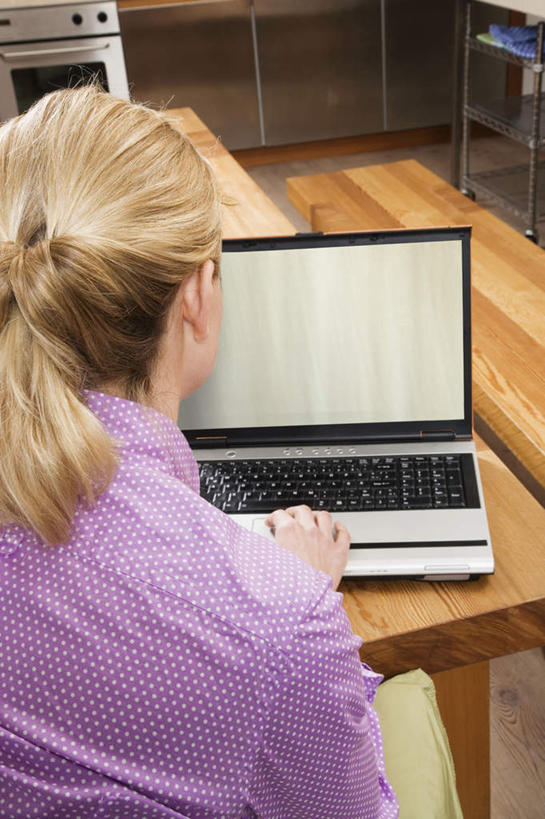 西方人,一个人,坐,竖图,俯视,室内,白天,电脑,笔记本电脑,书房,桌子,欧洲,欧洲人,仅一个年轻女性,仅一个女性,仅一个人,敲打,服装,网络,休闲装,输入,通讯设备,书桌,衣服,课桌,打字,休闲,休闲服,服饰,点击,敲击,无线,通信设备,无线网络,无线上网,便携式电脑,按键,手提电脑,年轻女性,女人,女性,白种人,坐着,半身,彩图,高角度拍摄