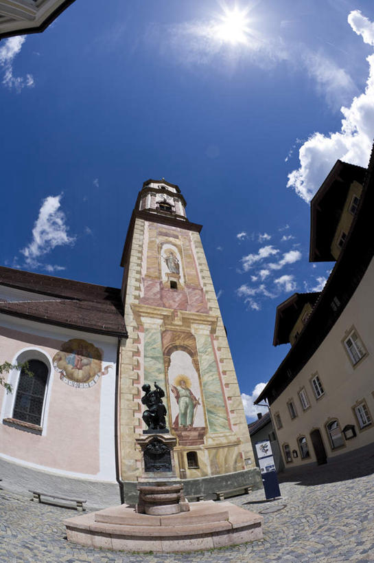 无人,教堂,竖图,室外,白天,广角镜头,鱼眼镜头,仰视,旅游,度假,石头,标志建筑,地标,建筑,德国,欧洲,阴影,节日,光线,石子,影子,墙,云,云朵,云彩,文化,娱乐,建设,墙壁,墙面,蓝色,白云,蓝天,天空,阳光,天,祈祷,享受,休闲,健康,旅游胜地,放松,许愿,宗教,信仰,晴朗,纪念,祈求,基督教,西欧,天主教,信念,德意志联邦共和国,巴伐利亚,巴伐利亚州,拜恩州,拜恩自由州,米滕瓦尔德,平安,石块,晴空,彩图,低角度拍摄,大教堂,礼拜堂