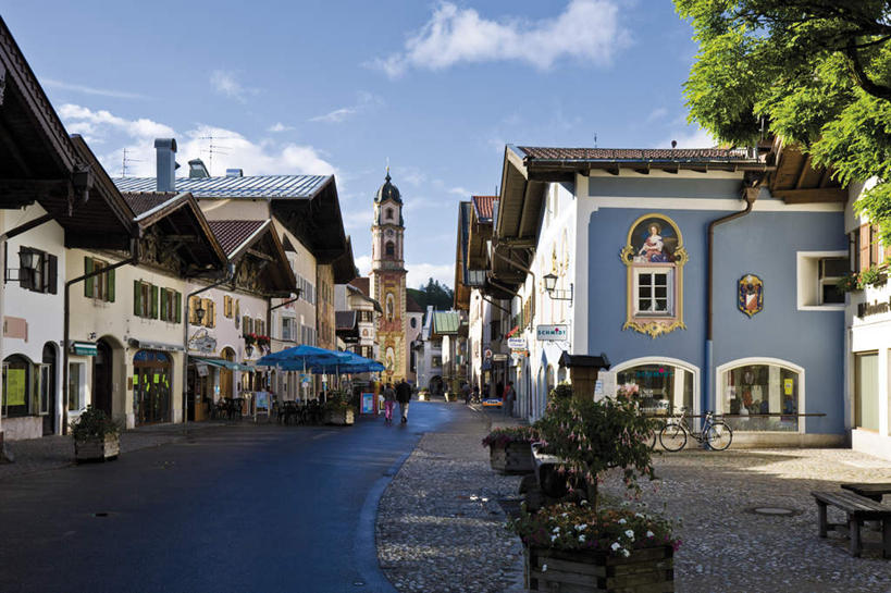 无人,家,教堂,横图,室外,白天,正面,度假,美景,植物,城市风光,城市,道路,路,德国,欧洲,阴影,节日,光线,伞,影子,雨伞,遮阳伞,房屋,屋子,景观,云,云朵,公寓,小路,交通,云彩,文化,娱乐,阳伞,洋房,楼房,住宅,树,树木,蓝色,绿色,白云,蓝天,天空,阳光,自然,天,祈祷,享受,休闲,健康,景色,放松,许愿,宗教,信仰,生长,晴朗,成长,纪念,祈求,太阳伞,基督教,西欧,天主教,信念,德意志联邦共和国,巴伐利亚,巴伐利亚州,拜恩州,拜恩自由州,米滕瓦尔德,平安,晴空,彩图,房子,大教堂,礼拜堂