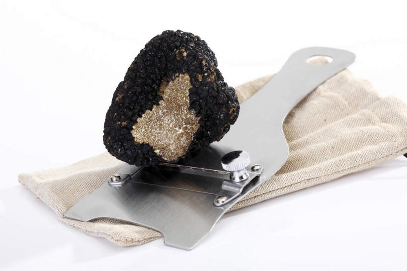 无人,横图,俯视,室内,特写,白天,白色背景,桌面,桌子,蔬菜,金属制品,一块,阴影,新鲜,反射,金属,木制,工具,影子,菌菇,食品,案板,刀具,松露,菌类,砧板,食物,黑色,木制品,刀,食用菌,摄影,有机食品,绿色食品,影棚,削皮器,黑松露,黑孢块菌,黑块菌,块菌,去皮,彩图,高角度拍摄,影棚拍摄,拍摄