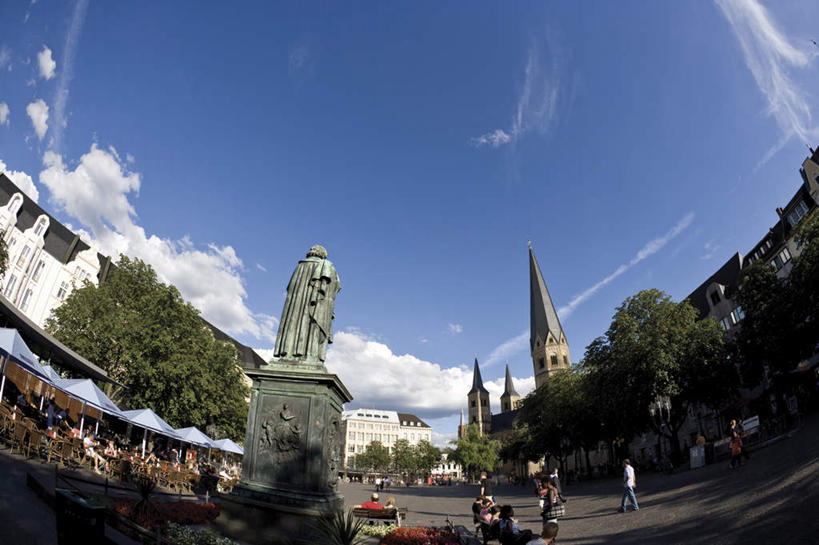 西方人,一个人,无人,音乐家,家,教堂,站,横图,室外,白天,广角镜头,鱼眼镜头,仰视,旅游,度假,植物,标志建筑,道路,地标,建筑,路,雕塑,德国,欧洲,欧洲人,仅一个男性,仅一个人,阴影,节日,艺术,装饰,光线,雕刻,雕像,影子,房屋,屋子,云,云朵,公寓,小路,交通,指挥家,云彩,文化,娱乐,建设,洋房,楼房,住宅,树,树木,仅一个年轻男性,蓝色,绿色,白云,蓝天,天空,阳光,自然,工艺品,天,祈祷,站着,享受,休闲,健康,旅游胜地,放松,许愿,宗教,信仰,生长,晴朗,成长,纪念,祈求,美术,基督教,西欧,天主教,主题,贝多芬,陈列,信念,德意志联邦共和国,功能,美学,北威州,钢琴家,北莱茵.威斯特法伦州,波恩,路德维希.凡.贝多芬,平安,男人,男性,年轻男性,白种人,晴空,乐师,演奏家,音乐工作者,作曲家,站立,彩图,低角度拍摄,全身,房子,大教堂,礼拜堂