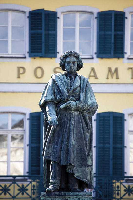 西方人,一个人,无人,音乐家,邮局,站,竖图,室外,白天,正面,民族服装,旅游,度假,窗户,标志建筑,地标,建筑,雕塑,德国,欧洲,欧洲人,仅一个男性,仅一个人,一排,服装,艺术,整齐,装饰,并列,并排,英文,标志,雕刻,雕像,文字,字符,字母,墙,指挥家,注视,娱乐,标识,建设,玻璃窗,墙壁,墙面,排列,仅一个年轻男性,衣服,工艺品,观察,看,站着,享受,休闲,旅游胜地,放松,服饰,观看,纪念,英文字母,美术,察看,衣着,西欧,穿着,队列,关注,主题,贝多芬,平行,陈列,德意志联邦共和国,功能,美学,衣饰,北威州,钢琴家,北莱茵.威斯特法伦州,波恩,路德维希.凡.贝多芬,男人,男性,年轻男性,白种人,乐师,演奏家,音乐工作者,作曲家,站立,彩图,全身,传统服装,民俗服,邮电局,邮政局