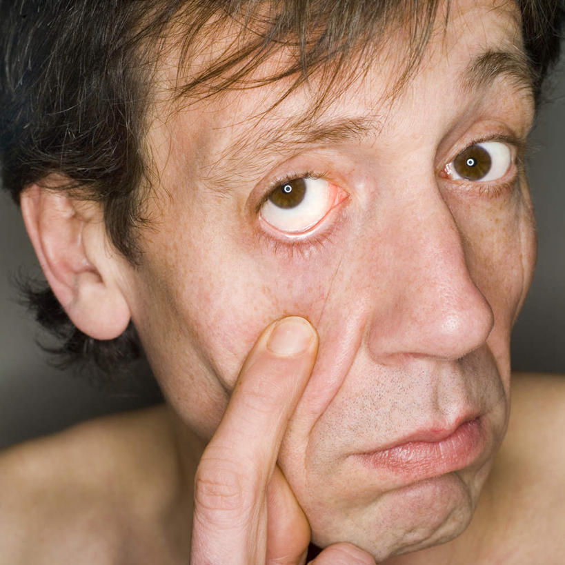 西方人,脸,头,眼睛,脸颊,眉毛,睫毛,手,头发,一个人,方图,室内,特写,白天,正面,欧洲,欧洲人,瞳孔,仅一个男性,仅一个人,仅一个中年男性,灰色背景,注视,肩膀,黑色,观察,看,鬼脸,手部,眼部,摄影,影棚,观看,单手,幽默,察看,关注,诙谐,风趣,男人,男性,中年男性,白种人,头部,直发,睫,脸部,脸蛋,眉,面部,眼,眼睫毛,眼眉,半身,彩图,影棚拍摄,拍摄,短发,眼眉毛