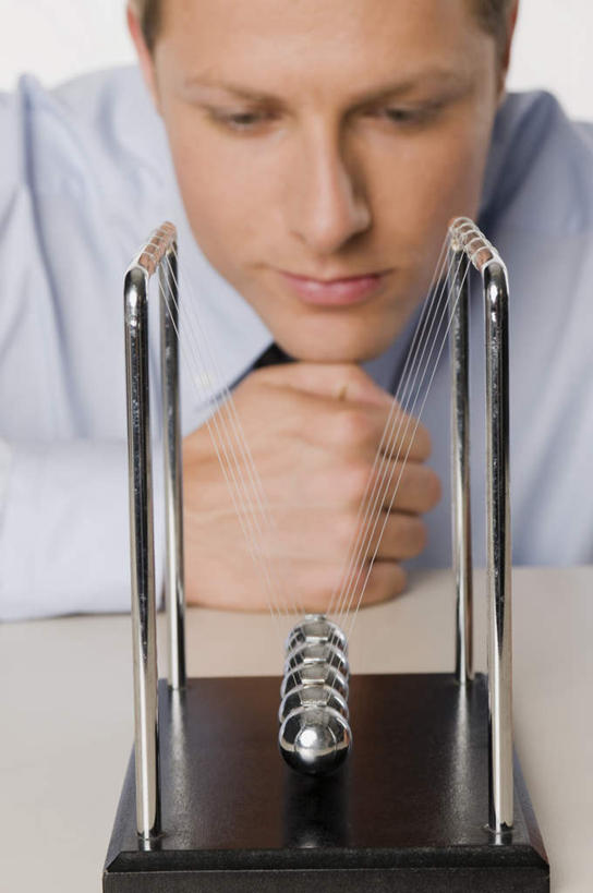 西方人,脸,头,脸颊,一个人,商务人士,商务男性,坐,竖图,室内,特写,白天,白色背景,正面,衬衫,游戏,桌面,桌子,欧洲,欧洲人,仅一个男性,仅一个人,撞球,套装,木制,玩,注视,娱乐,仅一个年轻男性,木制品,观察,看,休闲,益智,摄影,影棚,观看,活动,碰撞,察看,发泄,关注,消遣,智力,钢球,商务装,工薪阶层,循环,牛顿摆,物理,宣泄,力学,惯性,惯性钢球,牛顿摆球,摇摆球,撞撞球,男人,男性,年轻男性,白种人,头部,脸部,脸蛋,面部,白领,上班族,玩耍,嬉戏,坐着,半身,彩图,影棚拍摄,衬衣,拍摄