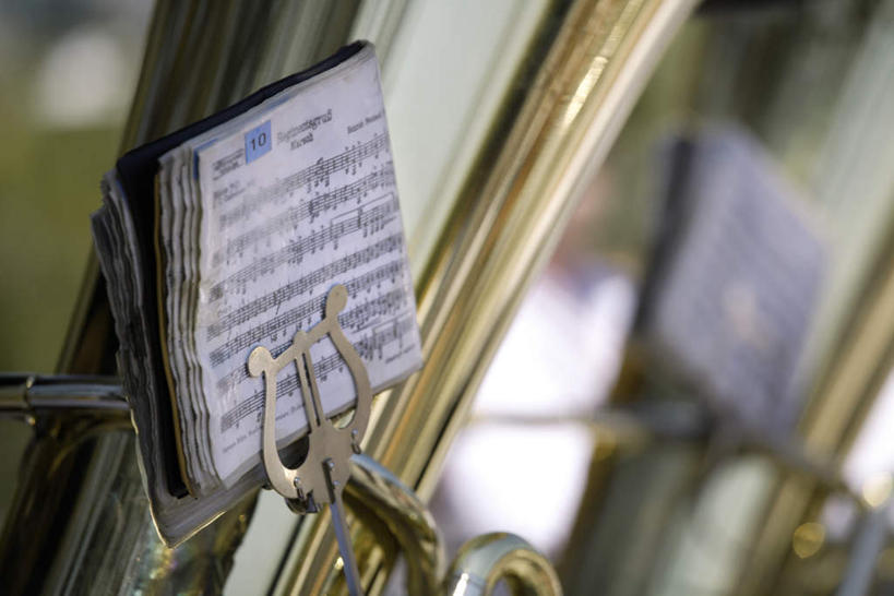 无人,横图,室外,特写,白天,正面,静物,书籍,朦胧,模糊,乐谱,乐器,铜管乐器,五线谱,小号,音乐,节拍,铜管,音符,符头,符干,符尾,乐章,彩图