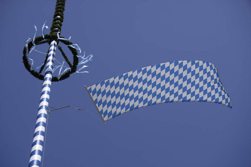 无人,横图,室外,白天,仰视,阴影,节日,庆祝,装饰,光线,丝绸,丝带,影子,柱子,缎带,文化,绸带,蓝色,蓝天,天空,阳光,天,庆典,晴朗,纪念,华丽,修饰,点缀,万里无云,衬托,美观,雅致,雅观,五朔节,晴空,晴空万里,彩图,低角度拍摄