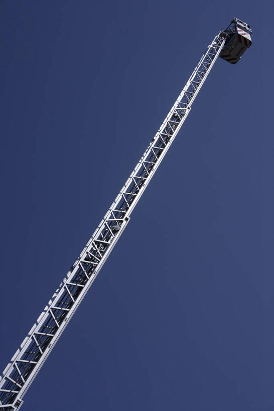 无人,攀登,竖图,室外,白天,仰视,安全,救火车,灭火器,阴影,光线,梯子,影子,阶梯,木梯,蓝色,蓝天,天空,阳光,天,爬,晴朗,上升,消防,灭火,万里无云,登高,消防灭火器,消防器材,晴空,晴空万里,消防车,攀爬,彩图,低角度拍摄