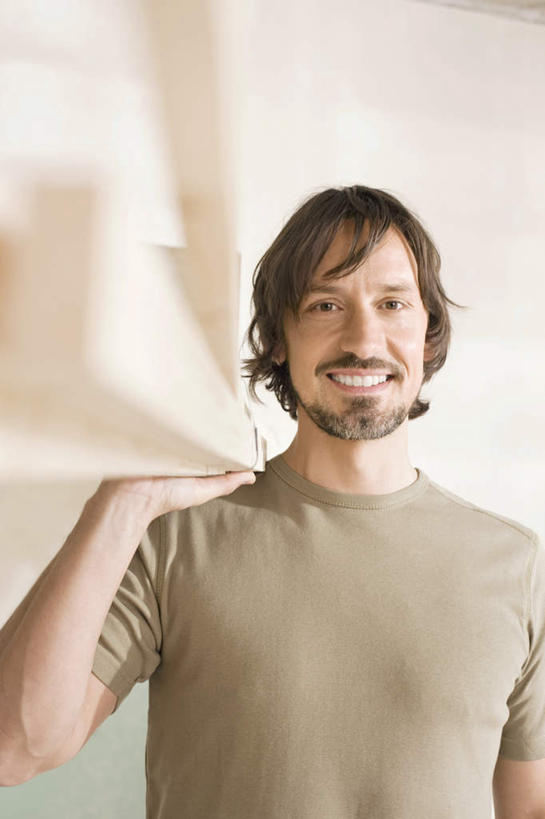 西方人,一个人,站,笑,微笑,露齿笑,竖图,室内,白天,正面,欧洲,欧洲人,仅一个男性,仅一个人,仅一个中年男性,服装,木板,注视,休闲装,衣服,观察,看,站着,休闲,休闲服,服饰,观看,察看,关注,扛在肩上,男人,男性,中年男性,白种人,站立,半身,彩图