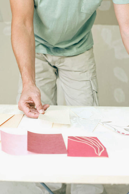 西方人,一个人,站,竖图,室内,白天,正面,桌面,桌子,欧洲,欧洲人,仅一个男性,仅一个人,仅一个中年男性,握,服装,木制,系统,拿,拿着,注视,休闲装,衣服,木制品,观察,看,站着,休闲,休闲服,比较,色彩,颜色,握着,服饰,对比,观看,色阶卡,色卡,颜色卡,色板,察看,关注,选择,标准,比色卡,色标卡,男人,男性,中年男性,白种人,站立,半身,彩图