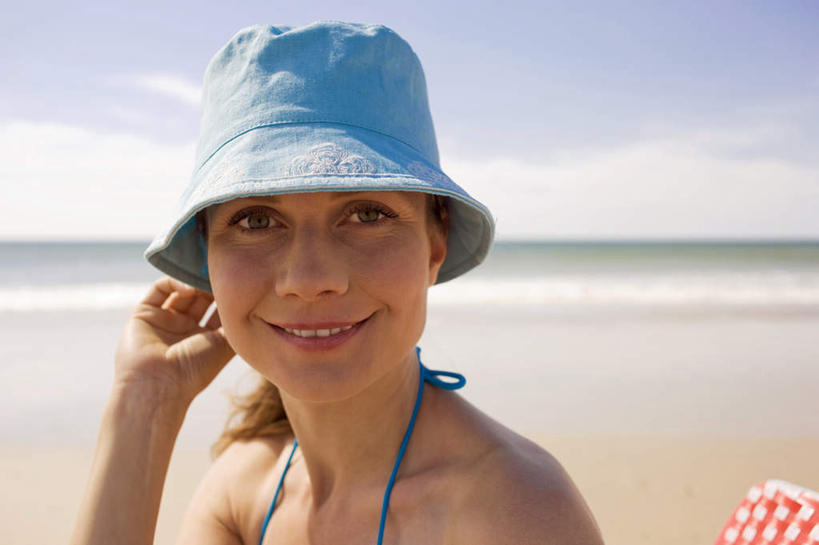 西方人,脸,头,脸颊,一个人,坐,横图,室外,特写,白天,正面,海浪,海洋,沙滩,帽子,欧洲,欧洲人,仅一个女性,仅一个人,戴,阴影,朦胧,模糊,光线,沙子,影子,海岸,浪花,水平线,云,云朵,辽阔,海平线,沙地,云彩,注视,肩膀,白云,蓝天,天空,阳光,海水,遮阳帽,天,观察,看,仅一个中年女性,广阔,观看,一望无际,戴着,察看,空,关注,海景,无边无际,一马平川,女人,女性,中年女性,白种人,头部,脸部,脸蛋,面部,大海,风浪,海,海水的波动,海滩,近岸浪,涌浪,坐着,半身,彩图,水天相接,水天一线