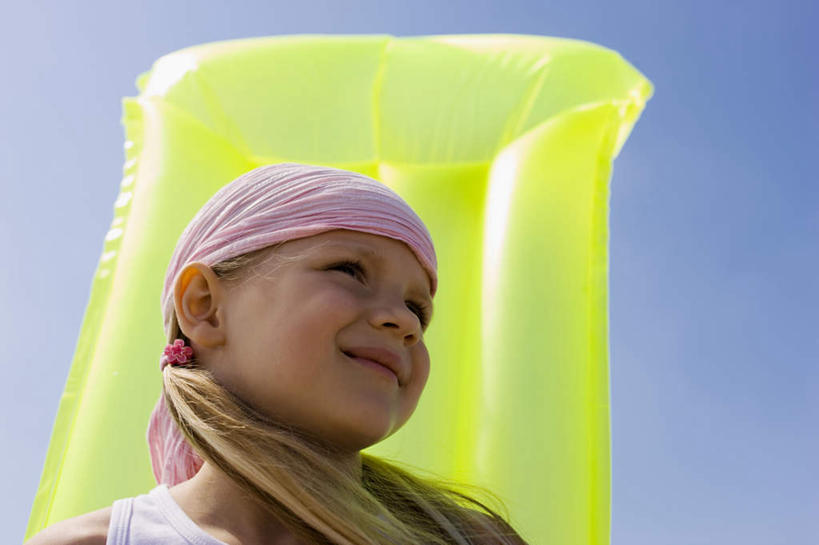 西方人,儿童,脸,头,脸颊,一个人,横图,室外,特写,白天,正面,纯洁,沙滩,欧洲,欧洲人,仅一个女性,仅一个人,阴影,服装,光线,沙子,影子,海岸,沙地,拿,拿着,注视,休闲装,肩膀,小孩,衣服,蓝色,蓝天,天空,阳光,天,观察,看,仅一个小孩,休闲,休闲服,气垫床,可爱,童年,童趣,服饰,晴朗,观看,充气床,察看,关注,童真,烂漫,无邪,万里无云,天真,女孩,女人,女性,白种人,孩子,头部,脸部,脸蛋,面部,海滩,晴空,晴空万里,半身,彩图,女生