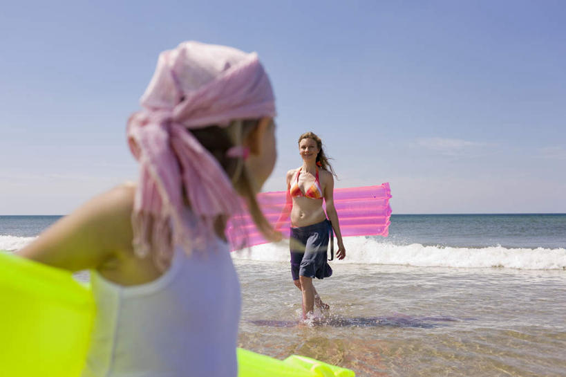 西方人,儿童,两个人,家庭,母亲,女儿,走,捧,横图,室外,白天,正面,泳装,比基尼,海浪,海洋,沙滩,欧洲,欧洲人,阴影,服装,光线,沙子,影子,海岸,浪花,水平线,云,云朵,辽阔,海平线,沙地,云彩,扭头,注视,休闲装,小孩,衣服,白云,蓝天,天空,阳光,海水,天,观察,看,转头,休闲,广阔,温暖,温馨,母女,一家人,休闲服,气垫床,母爱,服饰,观看,充气床,一望无际,和睦,察看,关注,海景,无边无际,一马平川,女孩,女性,中年女性,白种人,孩子,大海,风浪,海,海水的波动,海滩,近岸浪,涌浪,步行,端,端着,捧着,散步,手捧,走路,半身,彩图,三点式,泳衣,融洽,水天相接,水天一线,女生