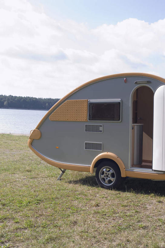 无人,竖图,室外,白天,正面,草地,草坪,海浪,海洋,植物,德国,欧洲,一辆,阴影,光线,救生圈,影子,浪花,云,云朵,云彩,车,草,树,树木,绿色,白云,蓝天,天空,阳光,自然,海水,交通工具,天,生长,成长,西欧,载具,露营,野营,海景,房车,德意志联邦共和国,宿营,莱比锡,露营车,大海,风浪,海,海水的波动,近岸浪,涌浪,彩图