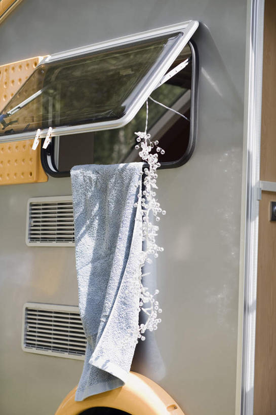 无人,竖图,室外,特写,白天,正面,德国,欧洲,一条,阴影,光线,纺织物,影子,云,云朵,云彩,车,白云,蓝天,天空,阳光,毛巾,交通工具,天,清洁,保暖,西欧,载具,露营,野营,透气,房车,防水,德意志联邦共和国,宿营,储水,耐磨,吸水,莱比锡,露营车,彩图