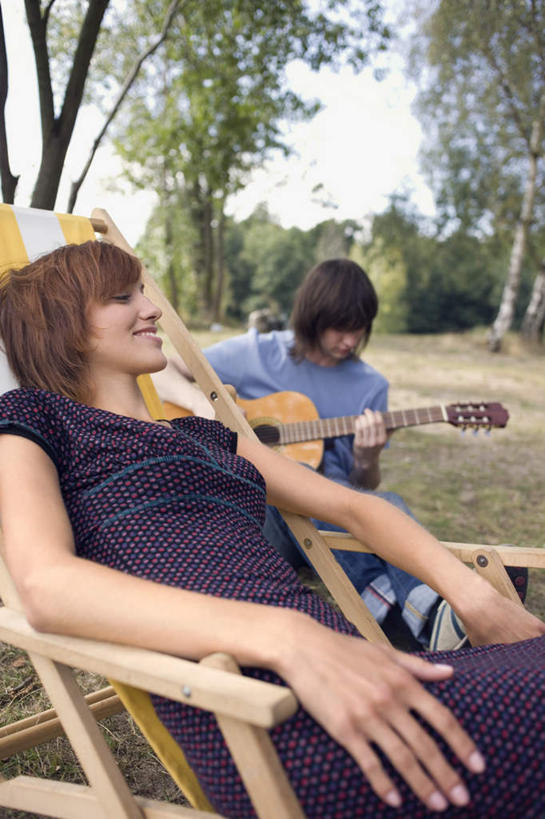 西方人,两个人,夫妻,坐,笑,微笑,露齿笑,竖图,室外,白天,正面,爱情,欧洲,欧洲人,阴影,服装,光线,影子,云,云朵,吉他,乐器,弦乐器,浪漫,云彩,注视,休闲装,衣服,白云,蓝天,天空,阳光,天,观察,看,休闲,休闲服,恩爱,弹,恋人,服饰,观看,察看,关注,弹拨弦鸣乐器,男人,男性,年轻男性,年轻女性,女人,女性,白种人,情侣,坐着,半身,彩图,伴侣,弹拨弦乐器