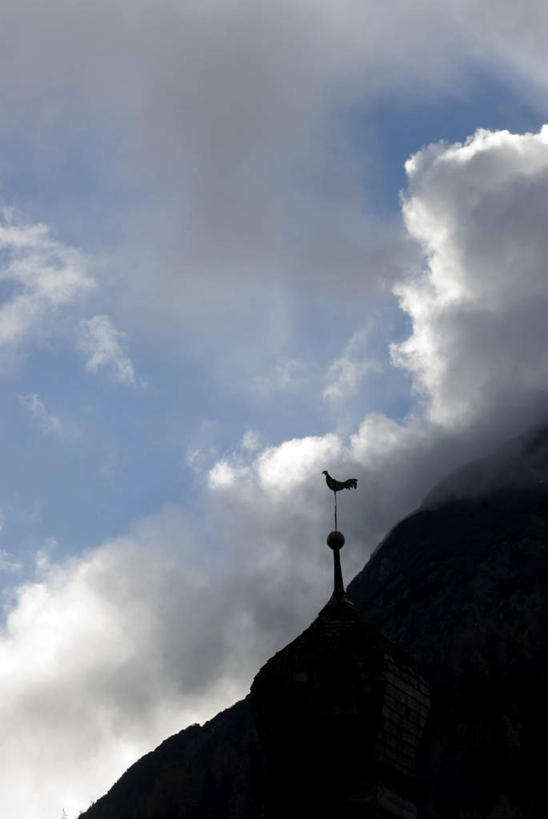 无人,竖图,室外,白天,仰视,草地,草坪,沙滩,山,山脉,植物,鸡,风向标,风向袋,奥地利,欧洲,阴影,光线,沙子,影子,海岸,泥土,山峰,云,云朵,沙地,山峦,云彩,家禽,草,蓝色,绿色,白云,蓝天,天空,阳光,动物,群山,天,牲畜,晴朗,中欧,奥地利共和国,蒂罗尔,蒂罗尔州,风标,海滩,晴空,彩图,低角度拍摄