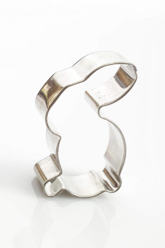 无人,竖图,俯视,室内,特写,白天,白色背景,哺乳动物,静物,厨具,金属制品,复活节,形状,节日,庆祝,金属,兔子,文化,动物,庆典,摄影,影棚,模具,纪念,兔,储藏用具,进餐用具,烹调用具,洗涤用具,彩图,高角度拍摄,影棚拍摄,拍摄,调理用具