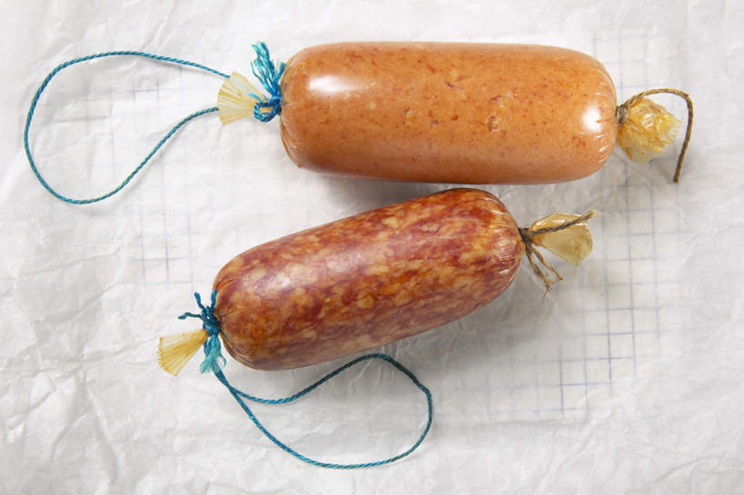 无人,横图,俯视,室内,特写,白天,白色背景,两根,纸,肉,香肠,纸张,腊肠,肉类,线绳,摄影,影棚,肉食,彩图,高角度拍摄,影棚拍摄,拍摄