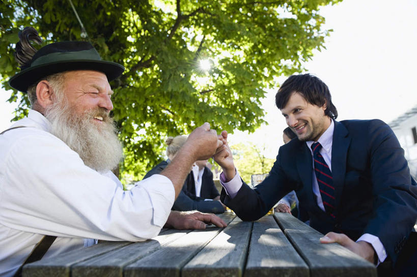 西方人,小指,伙伴,朋友,商务人士,商务男性,商务女性,坐,笑,说,微笑,露齿笑,横图,室外,白天,仰视,衬衫,友谊,植物,欧洲,欧洲人,五个人,阴影,套装,光线,拉钩,影子,云,云朵,云彩,注视,树,树木,绿色,白云,阳光,自然,观察,看,拉勾,手势,手指,生长,成长,观看,誓言,察看,关注,商务装,工薪阶层,诺言,许诺,约定,打勾勾,交流,友情,老年男性,男人,男性,年轻男性,年轻女性,女人,女性,中年男性,白种人,白领,上班族,沟通,讲话,交谈,说话,谈话,坐着,半身,彩图,低角度拍摄,衬衣