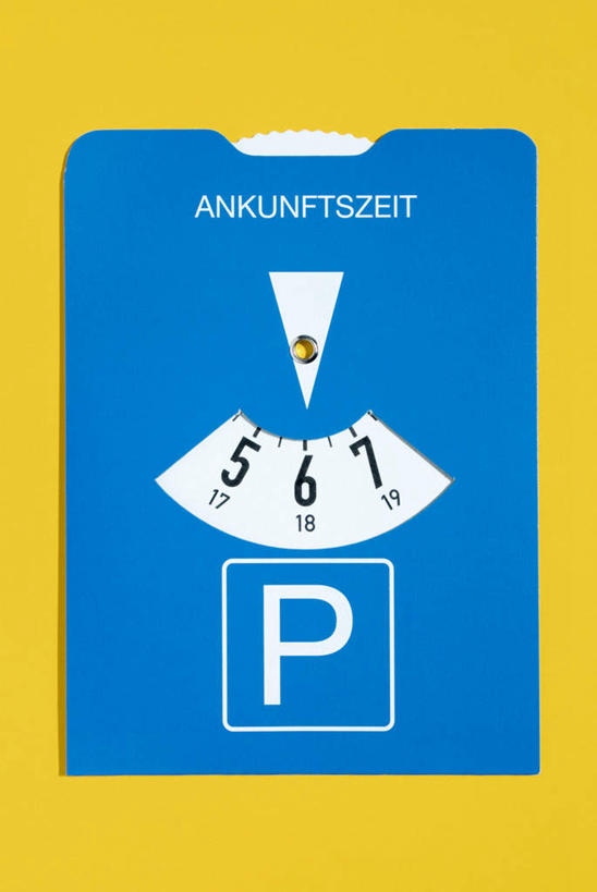 无人,竖图,室内,特写,白天,正面,静物,阴影,黄色背景,反射,英文,标志,数字,文字,影子,字符,字母,指针,标识,摄影,阿拉伯数字,影棚,英文字母,仪表盘,彩图,影棚拍摄,拍摄