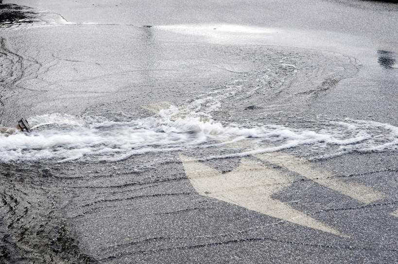 无人,横图,室外,白天,正面,道路,路,公路,德国,欧洲,交通,方向,破坏,管道,破损,箭头,损坏,指向,西欧,斯图加特,德意志联邦共和国,簇,州府,巴登.符腾堡,巴登.符腾堡州,巴符州,马路,彩图,水患,水灾