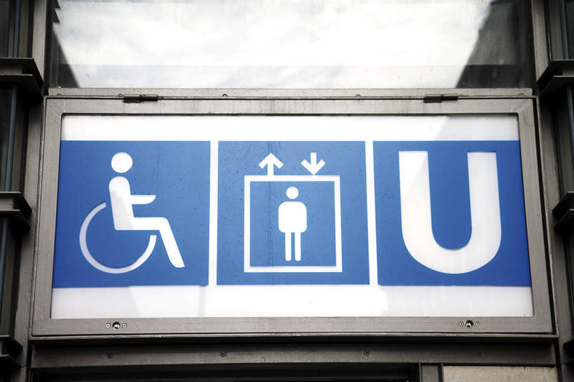 无人,横图,室外,白天,仰视,度假,美景,卫生间,洗手间,城市风光,城市,指示牌,德国,欧洲,英文,标志,文字,字母,景观,首都,娱乐,标识,柏林,箭头,享受,休闲,景色,放松,西欧,德意志联邦共和国,柏林州,厕所,彩图,低角度拍摄,拟人