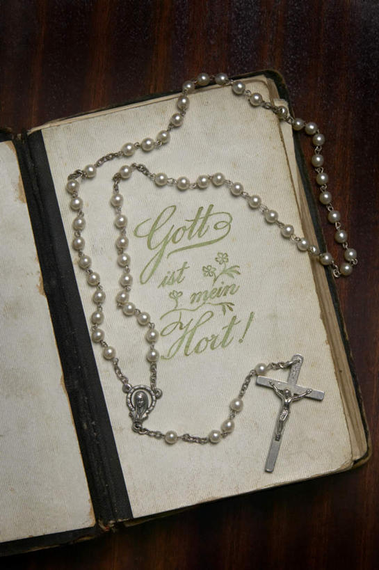 无人,竖图,俯视,室内,特写,白天,看书,阅读,书房,桌面,桌子,书籍,项链,学习,十字架,圣经,挂件,书本,看,读书,浏览,摄影,宗教,影棚,基督教,经书,经籍,书,图书,彩图,高角度拍摄,影棚拍摄,拍摄