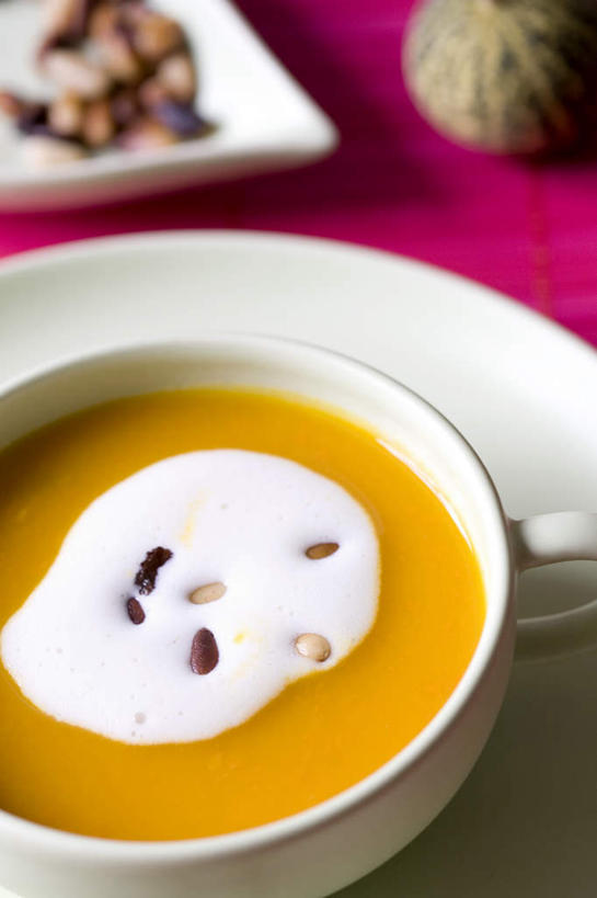 无人,竖图,俯视,室内,特写,白天,白色背景,烹饪,西餐,桌面,桌子,餐具,朦胧,模糊,碟子,盘,汤,料理,食品,坚果,松子,菜肴,美食,食物,白色,盘子,碟,奶油,西式,摄影,佳肴,影棚,乳制品,南瓜汤,激凌,克林姆,淇淋,羹汤,彩图,高角度拍摄,影棚拍摄,拍摄