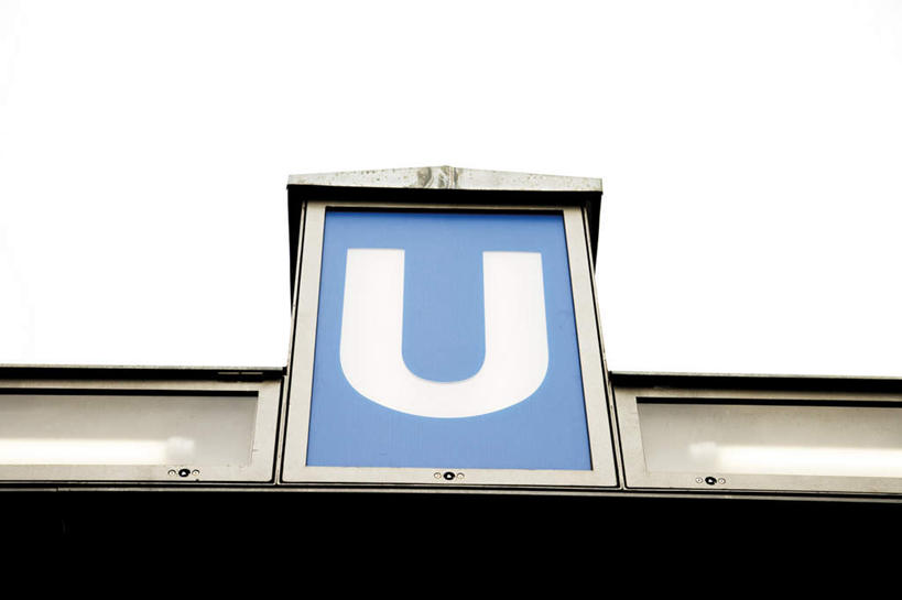 无人,横图,室外,特写,白天,仰视,度假,美景,城市风光,城市,地铁,指示牌,车站,德国,欧洲,标志,文字,景观,站台,轨道交通,首都,娱乐,标识,柏林,月台,蓝天,天空,天,享受,休闲,景色,放松,西欧,德意志联邦共和国,柏林州,彩图,低角度拍摄,地铁机动车,地下铁,轻轨