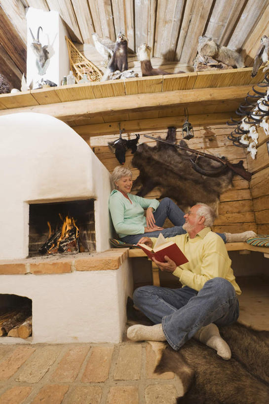 西方人,老年人,头发,两个人,家庭,夫妻,家,木屋,坐,盘腿,竖图,室内,白天,侧面,爱情,壁炉,书籍,欧洲,欧洲人,握,服装,墙,浪漫,拿,拿着,注视,墙壁,墙面,住宅,衣服,白色,观察,看,温暖,温馨,一家人,恩爱,握着,恋人,服饰,观看,和睦,察看,衣着,穿着,关注,衣饰,兽皮,老年男性,老年女性,男人,男性,女人,女性,白种人,夫妇,情侣,书,图书,盘腿而坐,盘膝,盘着腿的,盘着腿坐,双腿交叉,坐着,彩图,全身,茅舍,茅屋,棚屋,小木屋,小屋,伴侣,融洽