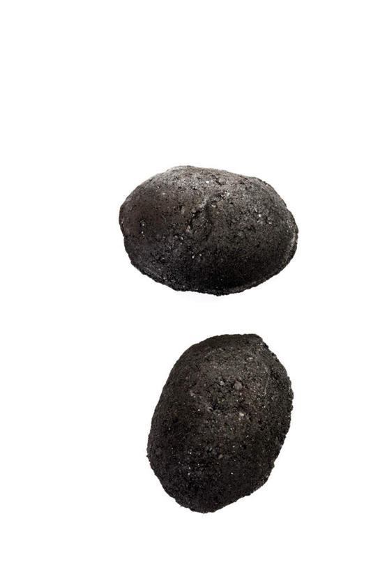 无人,竖图,俯视,室内,特写,白天,白色背景,煤炭,静物,两个,黑色,摄影,影棚,能源,燃料,煤,能量,煤矿,矿业,化石燃料,彩图,高角度拍摄,影棚拍摄,拍摄