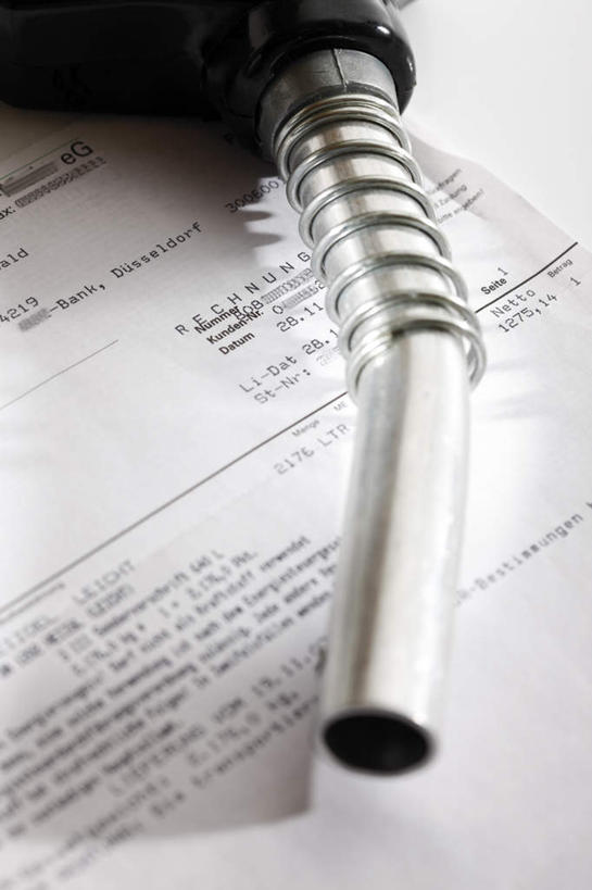 无人,竖图,俯视,室内,特写,白天,阴影,朦胧,模糊,反射,英文,标志,文字,影子,纸,字符,字母,标识,一个,摄影,影棚,单个,账单,英文字母,票据,发票,小票,加油枪,计量加油枪,输油枪,油枪,彩图,高角度拍摄,影棚拍摄,拍摄,收据