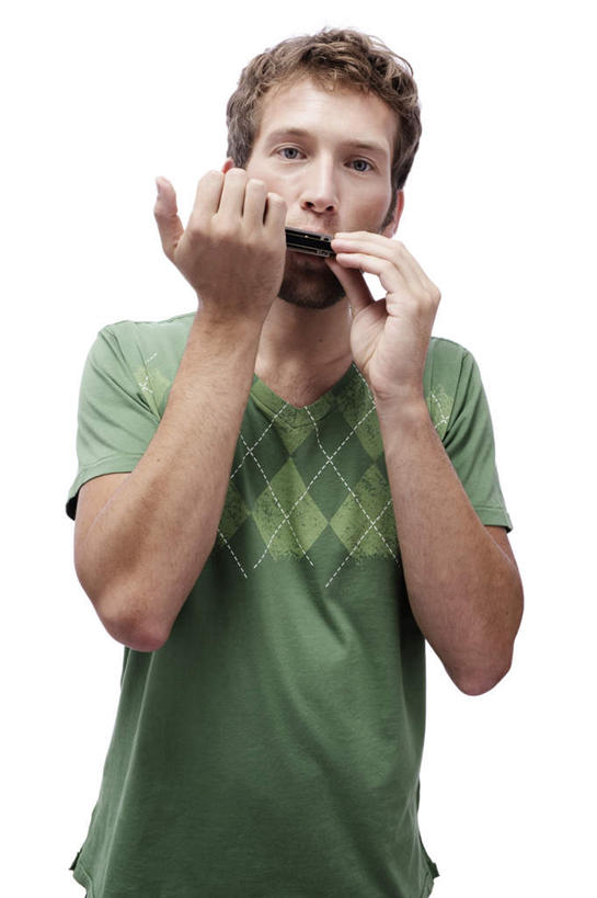 西方人,一个人,站,竖图,室内,白天,白色背景,正面,欧洲,欧洲人,仅一个男性,仅一个人,握,服装,吹奏乐器,口琴,乐器,音乐,吹奏,拿,演奏,拿着,注视,仅一个年轻男性,衣服,绿色,观察,看,站着,握着,摄影,服饰,影棚,观看,察看,衣着,穿着,关注,衣饰,男人,男性,年轻男性,白种人,站立,半身,彩图,影棚拍摄,拍摄