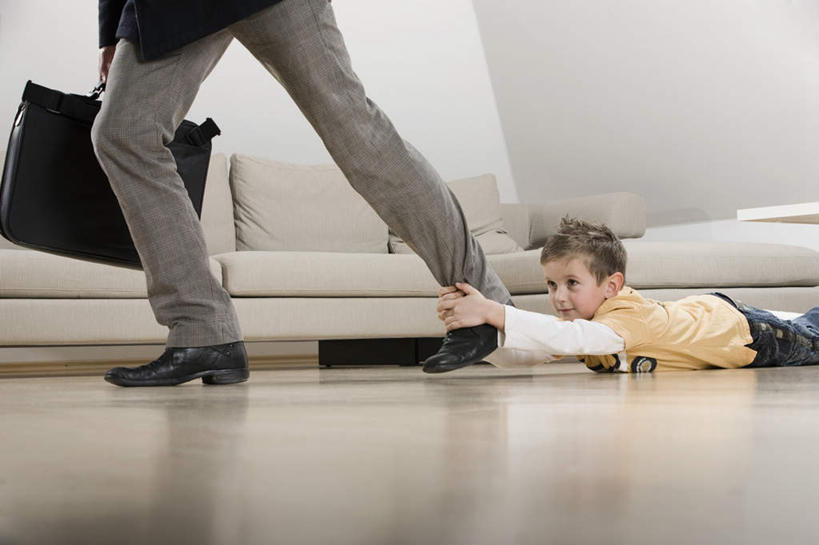 西方人,儿童,两个人,家庭,父亲,儿子,客厅,横图,室内,白天,侧面,纯洁,地板,沙发,欧洲,欧洲人,拉扯,服装,地面,注视,脚部,木地板,小孩,衣服,观察,看,趴着,温暖,温馨,父子,一家人,父爱,可爱,童年,童趣,服饰,观看,和睦,察看,起居室,衣着,穿着,关注,布艺沙发,童真,烂漫,无邪,衣饰,天真,男孩,男人,男性,年轻男性,白种人,孩子,年轻人,趴,半身,彩图,融洽,男生