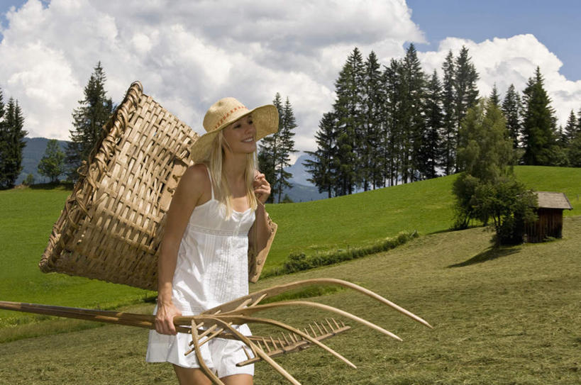 西方人,一个人,农民,站,横图,室外,白天,正面,草地,草坪,植物,帽子,欧洲,欧洲人,仅一个年轻女性,仅一个女性,仅一个人,戴,握,阴影,服装,光线,草帽,工具,箩筐,影子,云,云朵,拿,云彩,拿着,注视,草,衣服,蓝色,绿色,白云,蓝天,天空,阳光,天,观察,看,站着,握着,服饰,晴朗,观看,察看,耙,衣着,穿着,关注,衣饰,年轻女性,女人,女性,白种人,晴空,佃农,农场主,农夫,农工,乡下人,小农,庄稼人,站立,半身,彩图