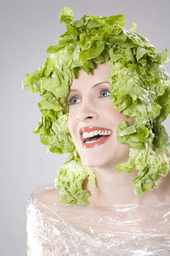 西方人,脸,头,脸颊,一个人,站,笑,微笑,露齿笑,竖图,室内,特写,白天,正面,蔬菜,叶子,欧洲,欧洲人,仅一个年轻女性,仅一个女性,仅一个人,灰色背景,新鲜,生菜,莴苣,食品,绿叶,注视,肩膀,食物,观察,看,站着,嫩叶,摄影,有机食品,绿色食品,影棚,观看,察看,保鲜膜,关注,春菜,鹅仔菜,莴仔菜,千金菜,叶用莴苣,年轻女性,女人,女性,白种人,头部,脸部,脸蛋,面部,叶,叶片,站立,半身,彩图,影棚拍摄,拍摄