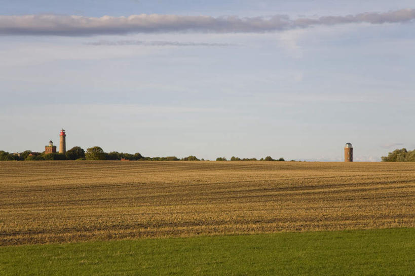 无人,横图,室外,白天,正面,旅游,度假,草地,草坪,美景,植物,道路,德国,欧洲,阴影,光线,信息,影子,景观,云,云朵,灯塔,交通,云彩,方向,娱乐,草,树,树木,蓝色,绿色,白云,蓝天,天空,阳光,自然,天,享受,休闲,景色,放松,生长,晴朗,成长,引导,指引,西欧,自然风光,德意志联邦共和国,航标,梅克伦堡.前波美拉尼亚州,梅克伦堡.前波美拉尼亚,晴空,彩图,导航