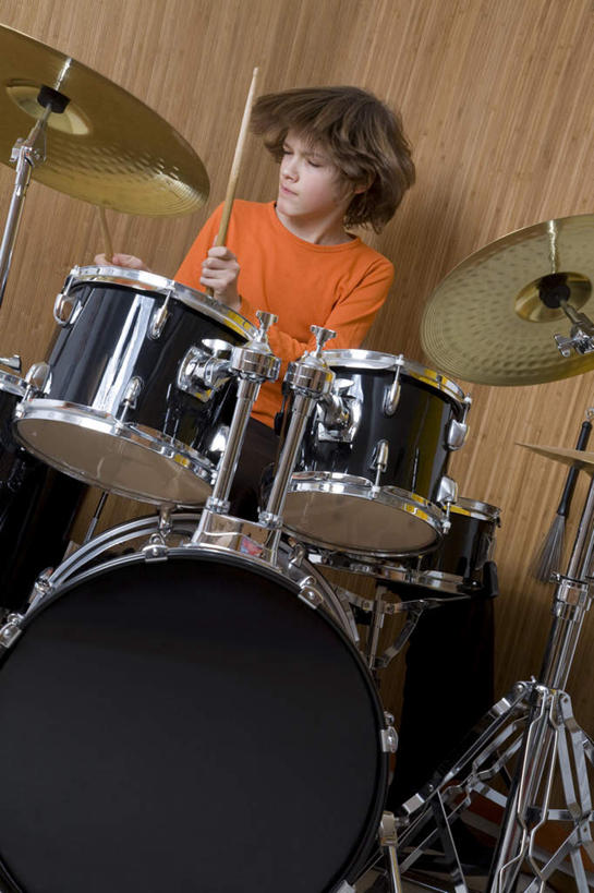 西方人,儿童,一个人,坐,竖图,室内,白天,正面,纯洁,欧洲,欧洲人,仅一个男性,仅一个人,握,服装,鼓,架子鼓,乐器,拿,拿着,注视,小孩,衣服,观察,看,仅一个小孩,教室,可爱,童年,童趣,握着,服饰,观看,打击乐器,察看,衣着,穿着,关注,童真,烂漫,无邪,爵士鼓,衣饰,天真,男孩,男人,男性,白种人,孩子,坐着,半身,彩图,男生