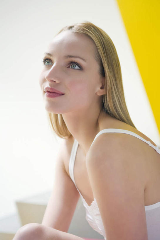 西方人,一个人,坐,竖图,室内,白天,侧面,吊带,欧洲,欧洲人,仅一个年轻女性,仅一个女性,仅一个人,服装,注视,吊带衫,衣服,观察,看,服饰,观看,察看,衣着,穿着,关注,衣饰,年轻女性,女人,女性,白种人,抬头,仰头,坐着,半身,彩图