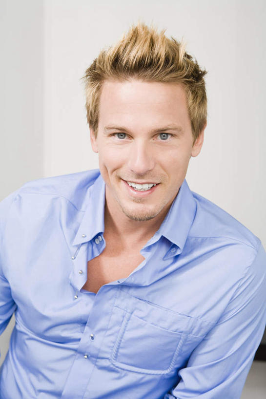 西方人,一个人,坐,竖图,室内,白天,正面,衬衫,欧洲,欧洲人,仅一个男性,仅一个人,仅一个中年男性,服装,注视,衣服,蓝色,观察,看,服饰,观看,察看,衣着,穿着,关注,更衣室,衣饰,男人,男性,中年男性,白种人,坐着,半身,彩图,衬衣