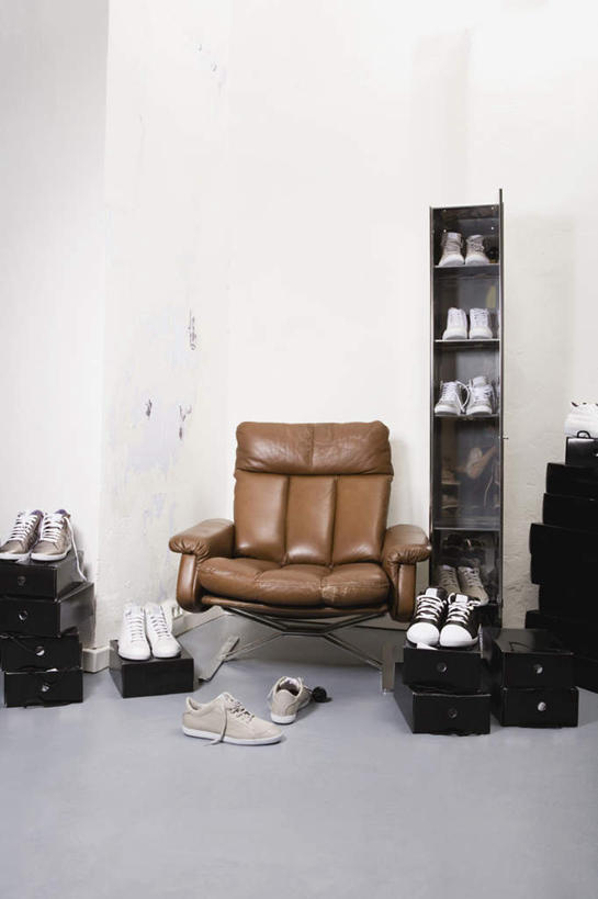 无人,商店,竖图,室内,白天,正面,运动鞋,购物,消费,衣帽间,超市,鞋子,椅子,墙,很多,鞋柜,货架,架子,墙壁,墙面,金融,百货,服装店,鞋盒,陈列架,选购,贸易,百货公司,服饰店,血拼,超市货架,彩图,购物商场,购物中心,商业中心